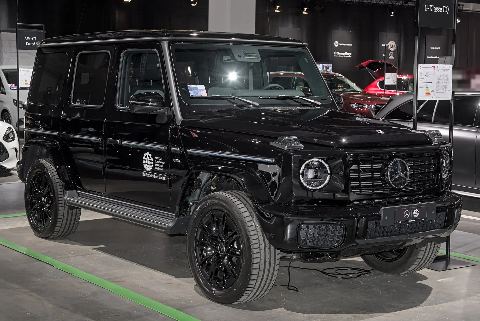 Mercedes-Benz G 580 mit EQ Technologie (W 465) in Schwarz, schräge Frontansicht auf der Auto Zürich 2024