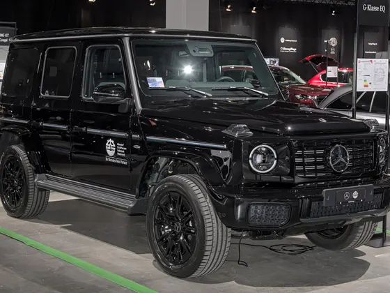Mercedes-Benz G 580 mit EQ Technologie (W 465) in Schwarz, schräge Frontansicht auf der Auto Zürich 2024