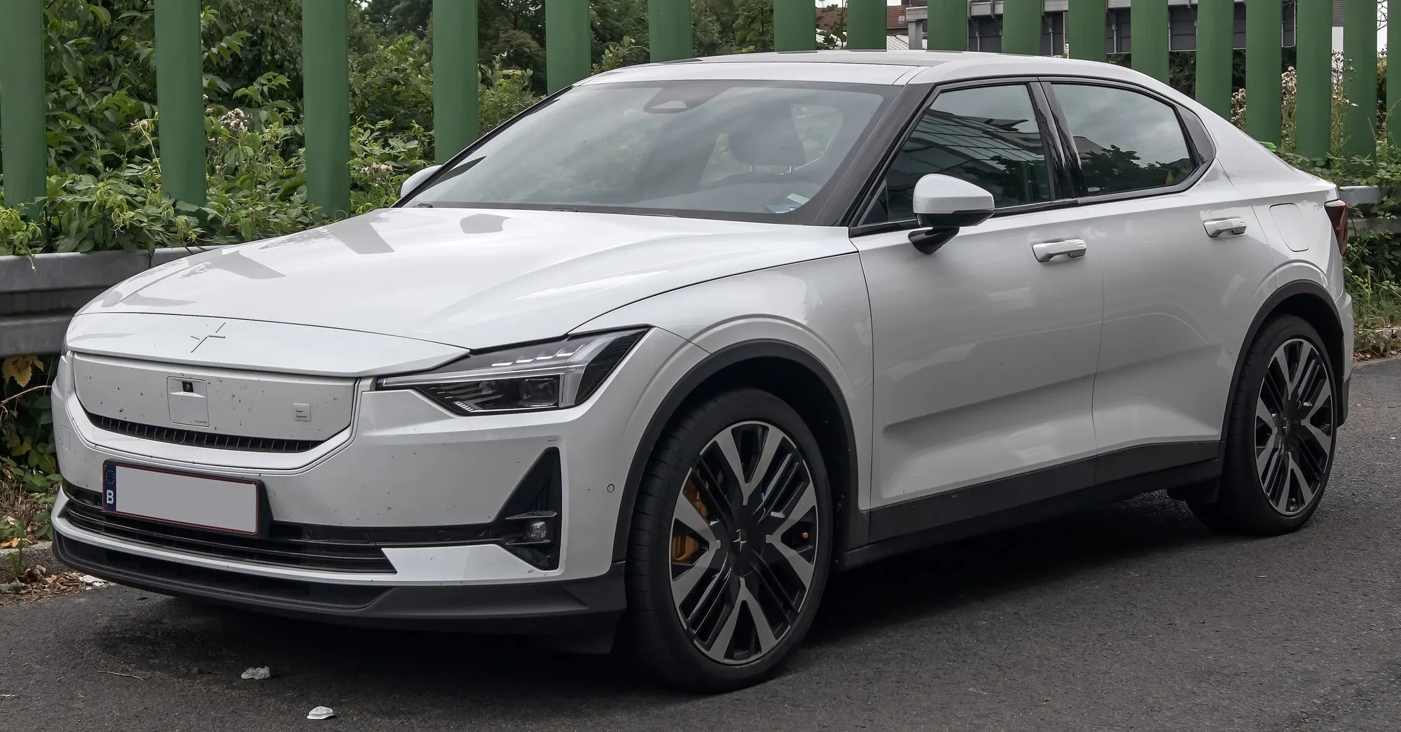 Polestar 2 (Facelift) in Weiß, schräge Frontansicht