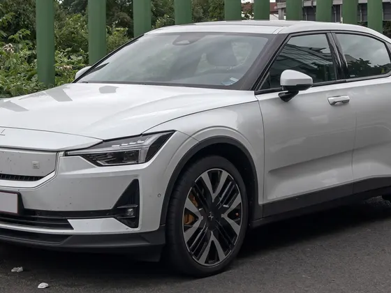 Polestar 2 (Facelift) in Weiß, schräge Frontansicht