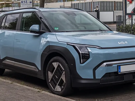 Kia EV3 in Hellblau, schräge Frontansicht
