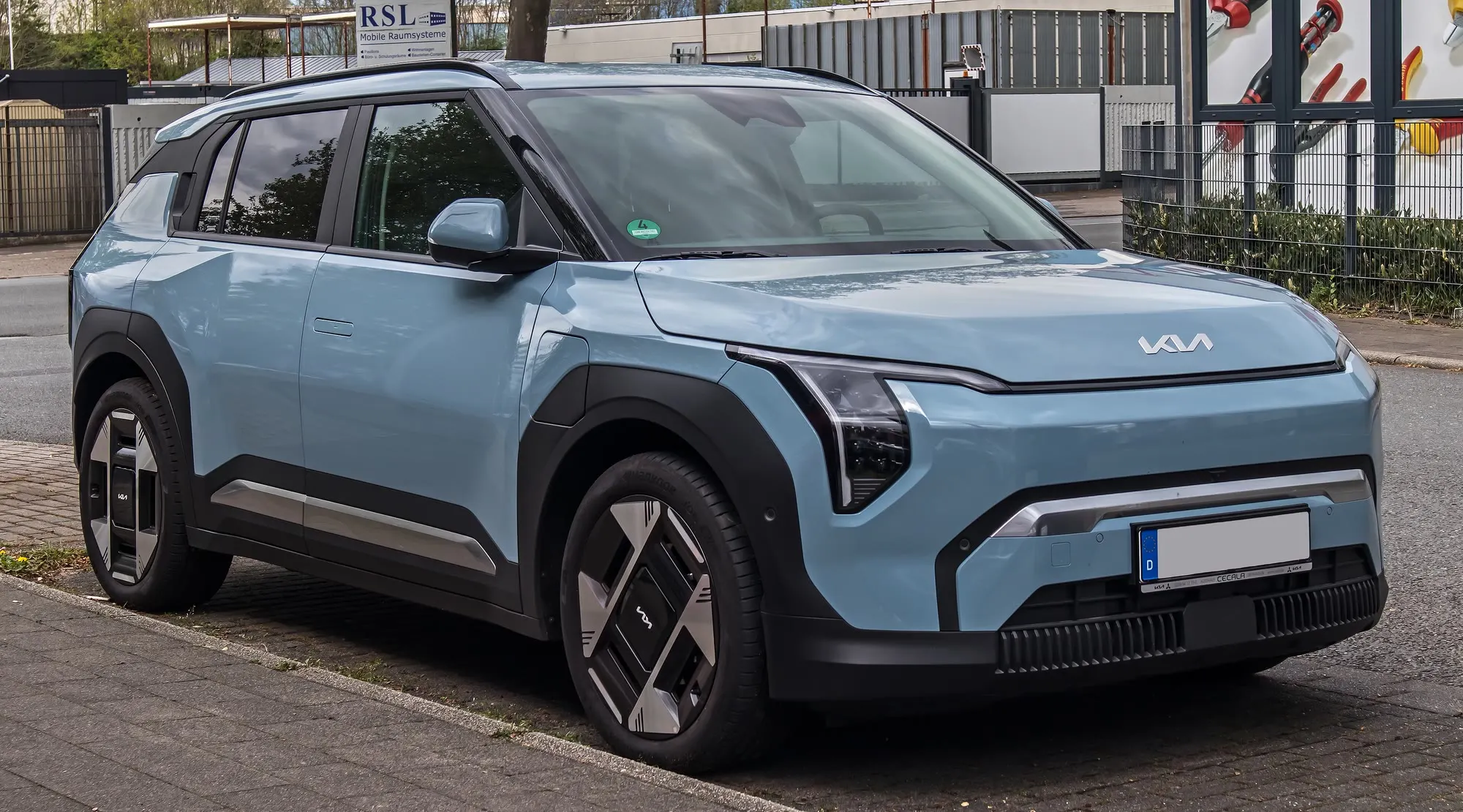 Kia EV3 in Hellblau, schräge Frontansicht