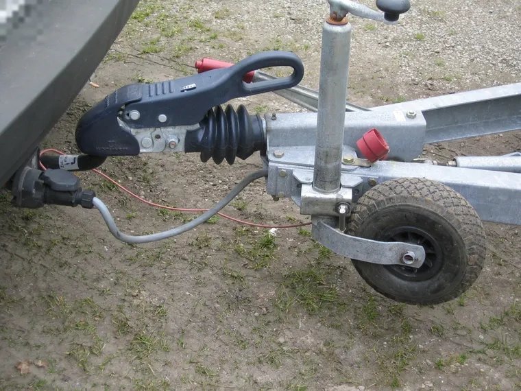 Deichsel eines Wohnwagens mit Kupplungskopf auf dem Kugelkopf der Anhängerkupplung - hier drückt die Stützlast auf das Auto