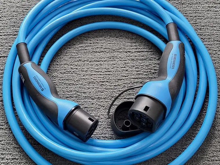 Mode-3-Ladekabel mit Typ-2-Stecker an beiden Enden