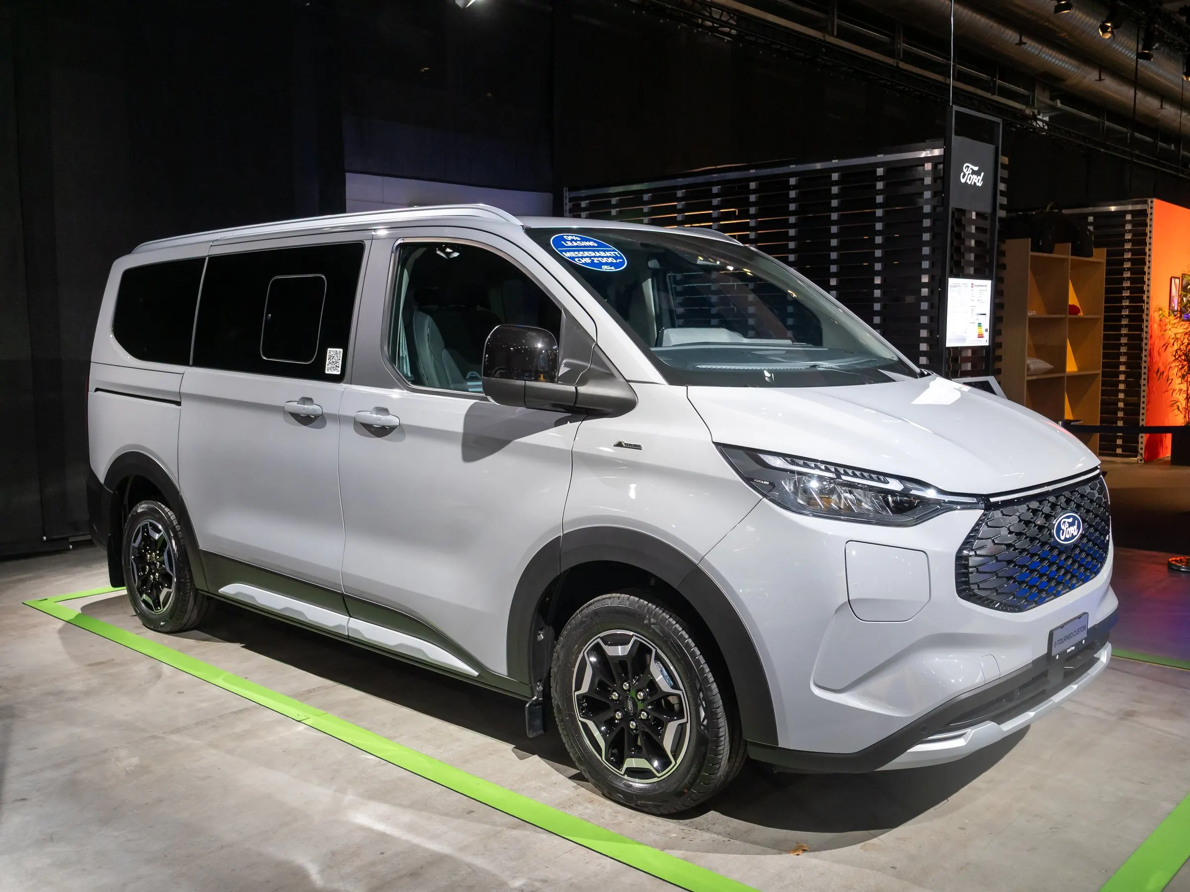 Ford E-Tourneo Custom Active in Weiß, schräge Frontansicht