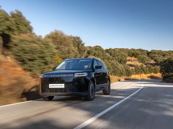Jaecoo 5 EV in Schwarz während der Fahrt, schräge Frontansicht