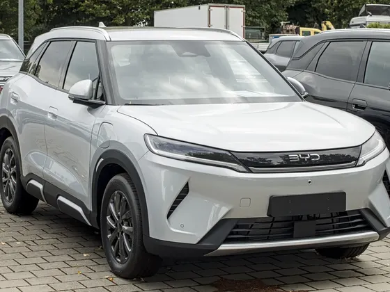 BYD Atto 2 DM-i in Weiß, schräge Frontansicht