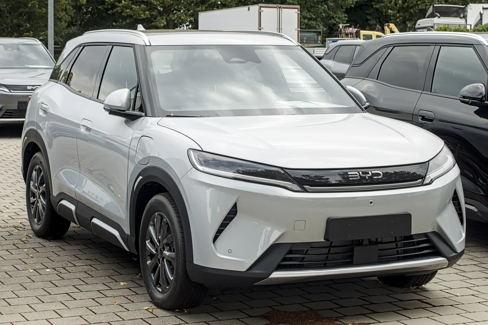 BYD Atto 2 DM-i in Weiß, schräge Frontansicht