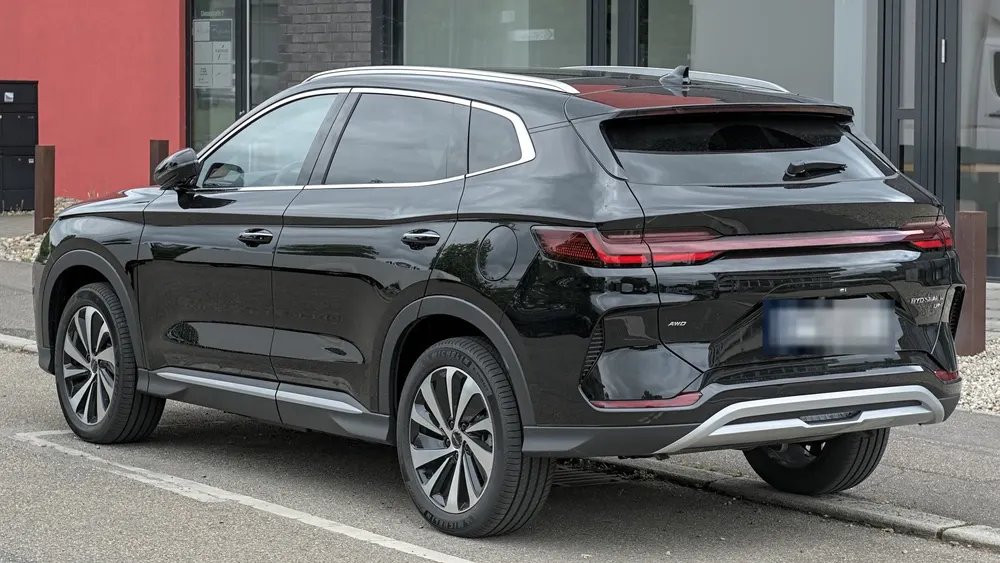 BYD Seal U DM-i in Schwarz, schräge Heckansicht