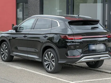 BYD Seal U DM-i in Schwarz, schräge Heckansicht