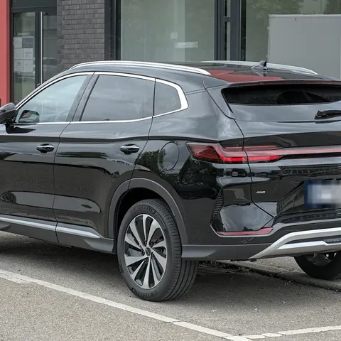 BYD Seal U DM-i in Schwarz, schräge Heckansicht