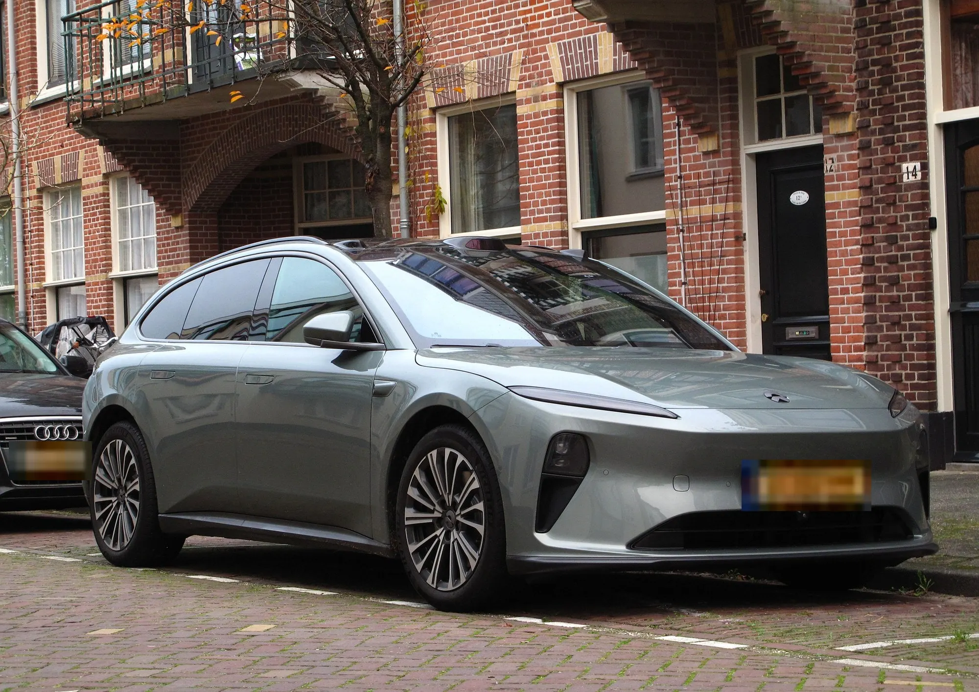 NIO ET5 Touring in Grau, schräge Frontansicht