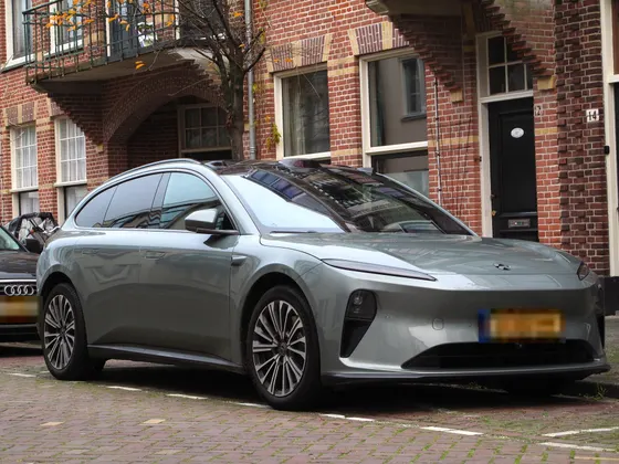NIO ET5 Touring in Grau, schräge Frontansicht