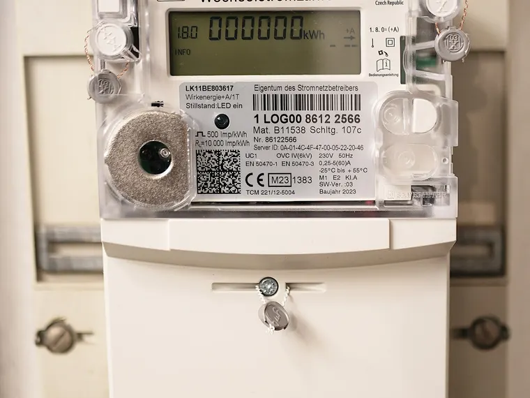 Elektronischer Stromzähler mit MID-Kennzeichnung: M23 im Rechteck neben dem CE-Zeichen
