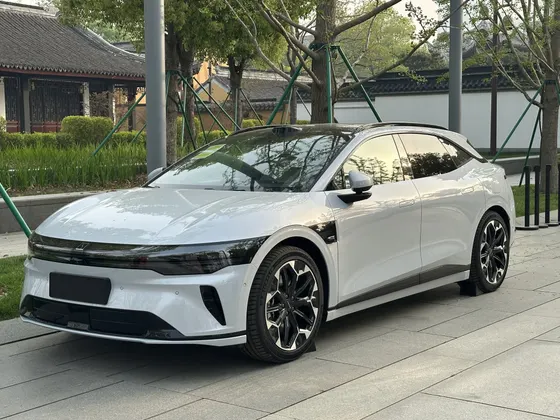 Zeekr 7GT in Weiß, schräge Frontansicht (chinesische Version 007 GT)