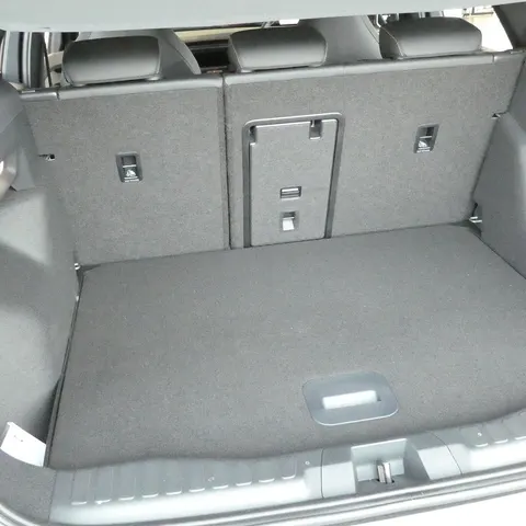 Blick in den leeren Kofferraum eines Ford Explorer EV (2025)