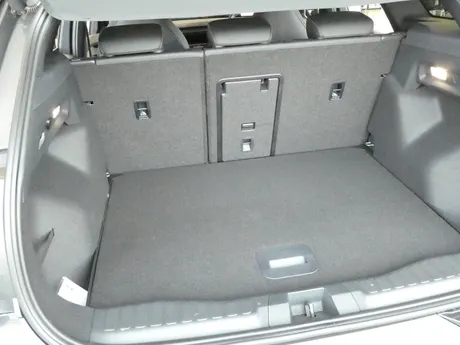 Blick in den leeren Kofferraum eines Ford Explorer EV (2025)