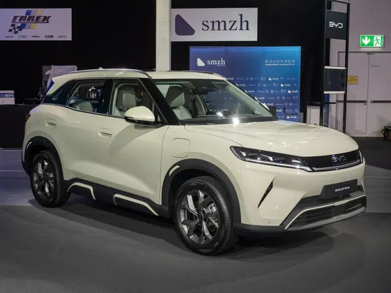 BYD Atto 2 in Cremeweiß, schräge Frontansicht