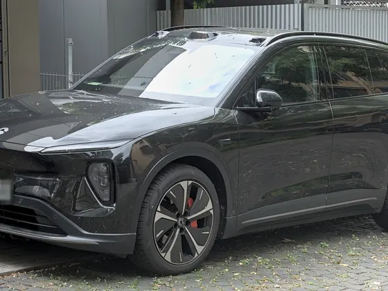 NIO EL6 in Schwarz, schräge Frontansicht
