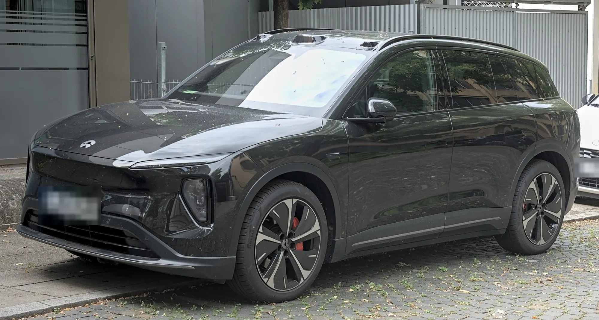 NIO EL6 in Schwarz, schräge Frontansicht