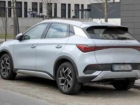 BYD Atto 3 in Silber, schräge Heckansicht