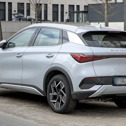 BYD Atto 3 in Silber, schräge Heckansicht