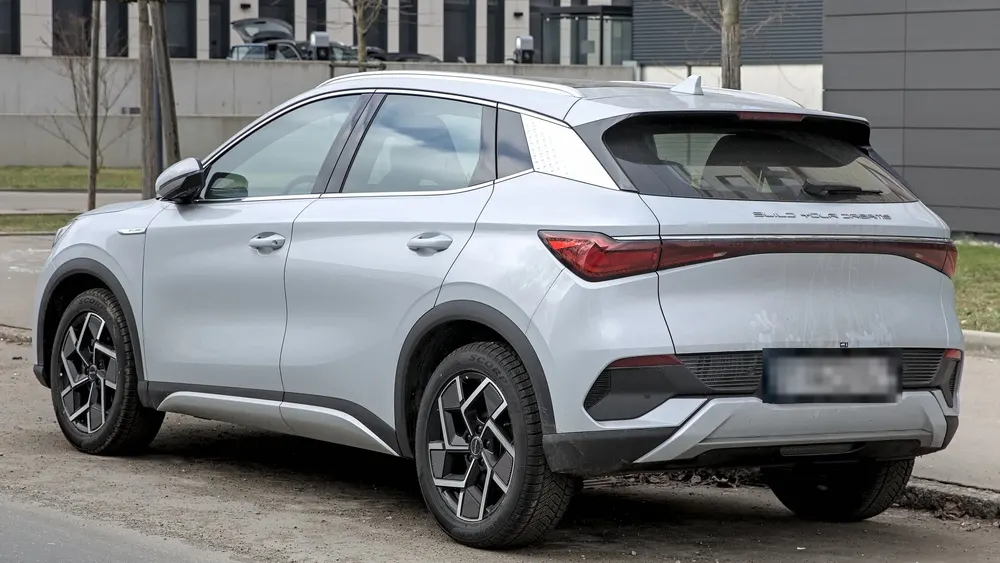 BYD Atto 3 in Silber, schräge Heckansicht