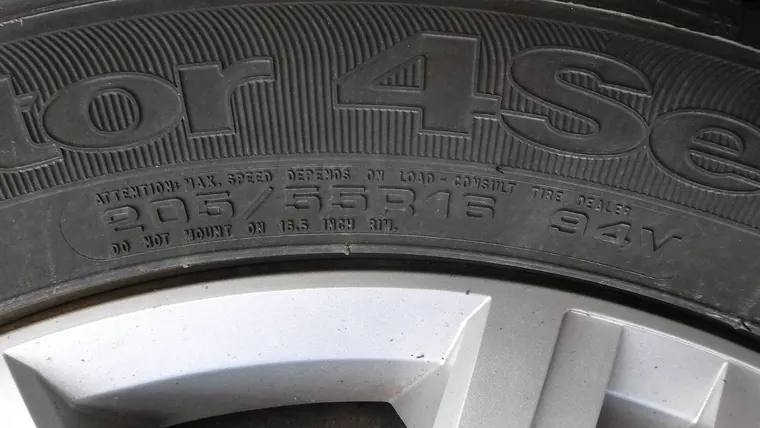 Reifenflanke mit der Kennzeichnung 205/55 R16 94V: Die Zahl 94 ist der Tragfähigkeitsindex (Lastindex) des Reifens