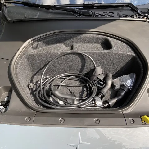 Geöffneter vorderer Kofferraum (Frunk) eines Polestar 2 mit verstauten Ladekabeln
