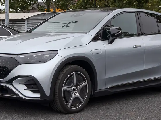 Mercedes-Benz EQE SUV 350 4MATIC (X 294) in Silber, schräge Frontansicht