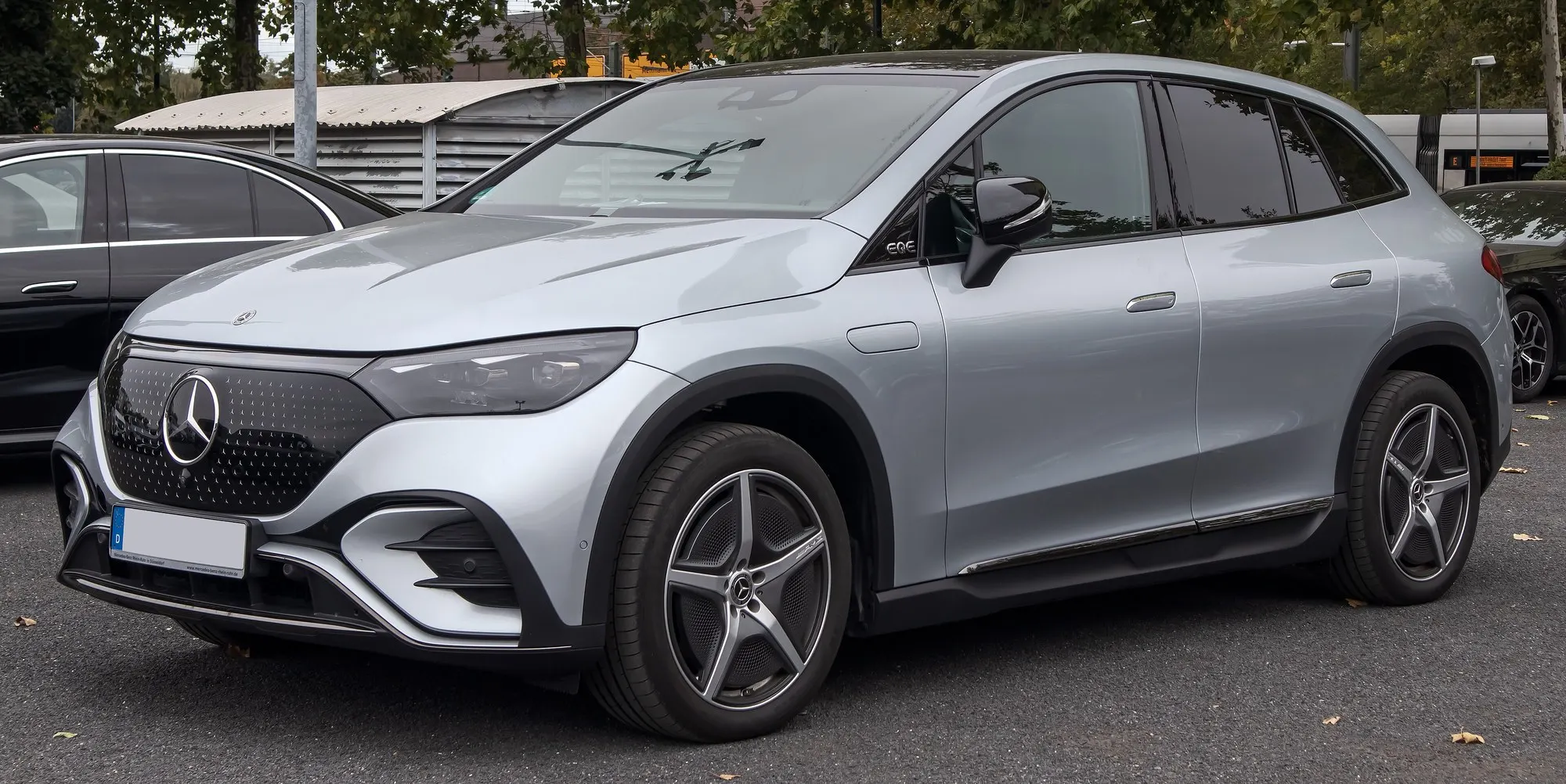 Mercedes-Benz EQE SUV 350 4MATIC (X 294) in Silber, schräge Frontansicht