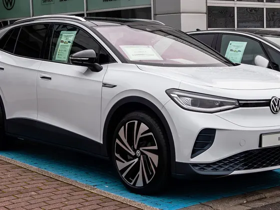 VW ID.4 in Weiß, schräge Frontansicht