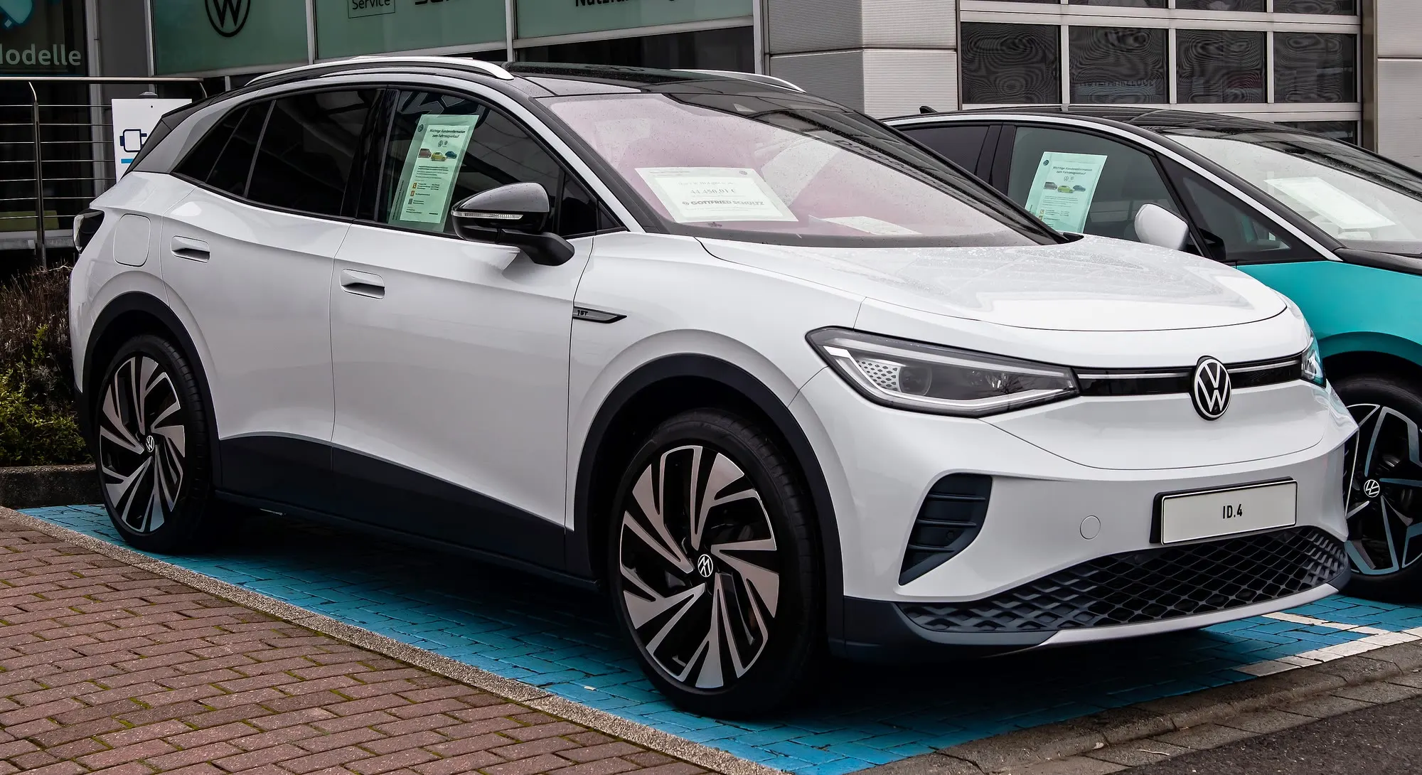 VW ID.4 in Weiß, schräge Frontansicht