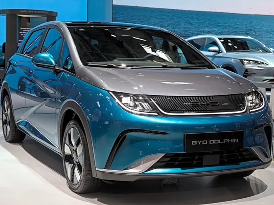BYD Dolphin in Türkisblau und Grau, schräge Frontansicht