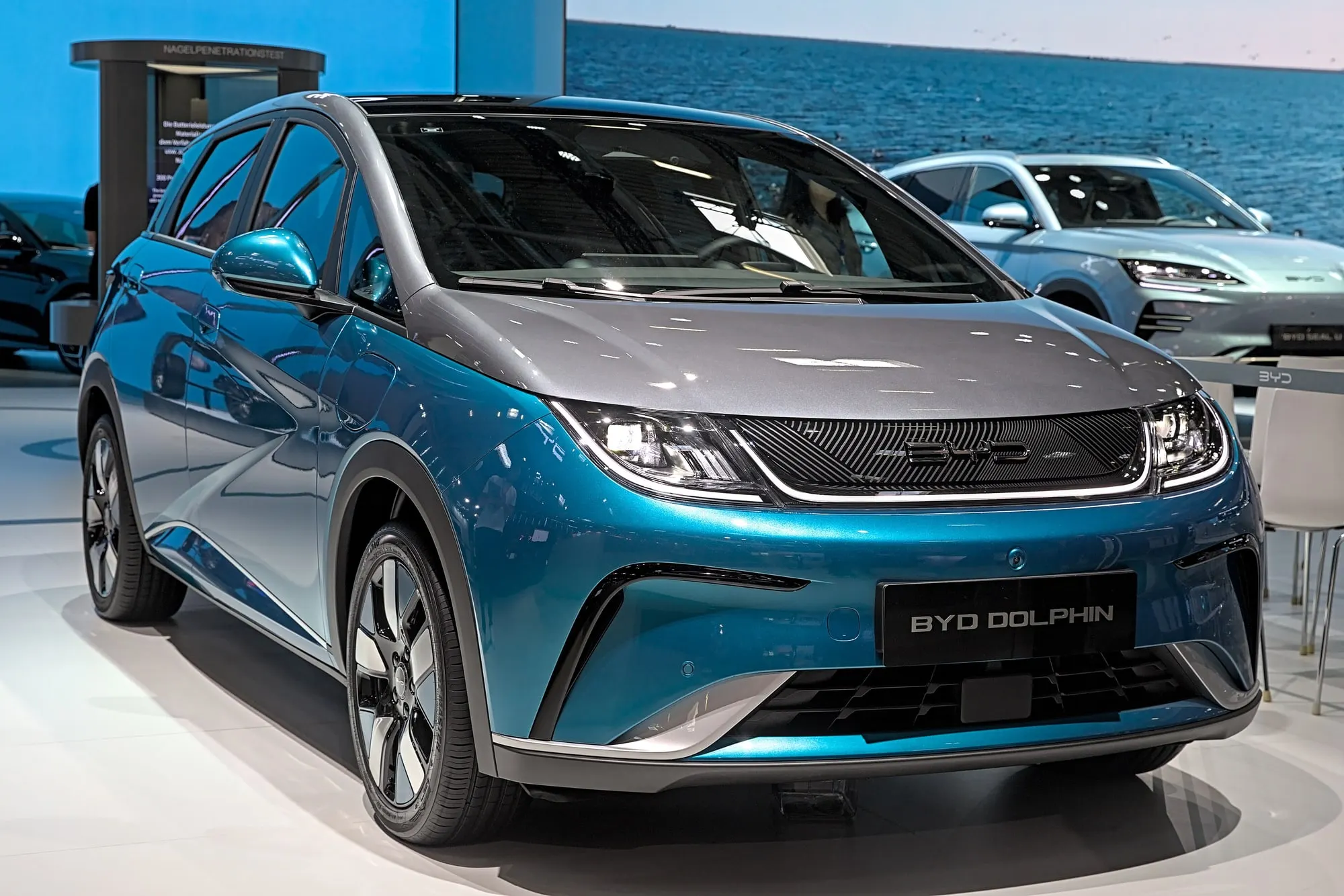 BYD Dolphin in Türkisblau und Grau, schräge Frontansicht