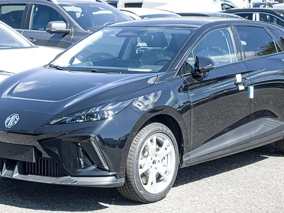 MG4 EV (Facelift 2026) in Schwarz, schräge Frontansicht