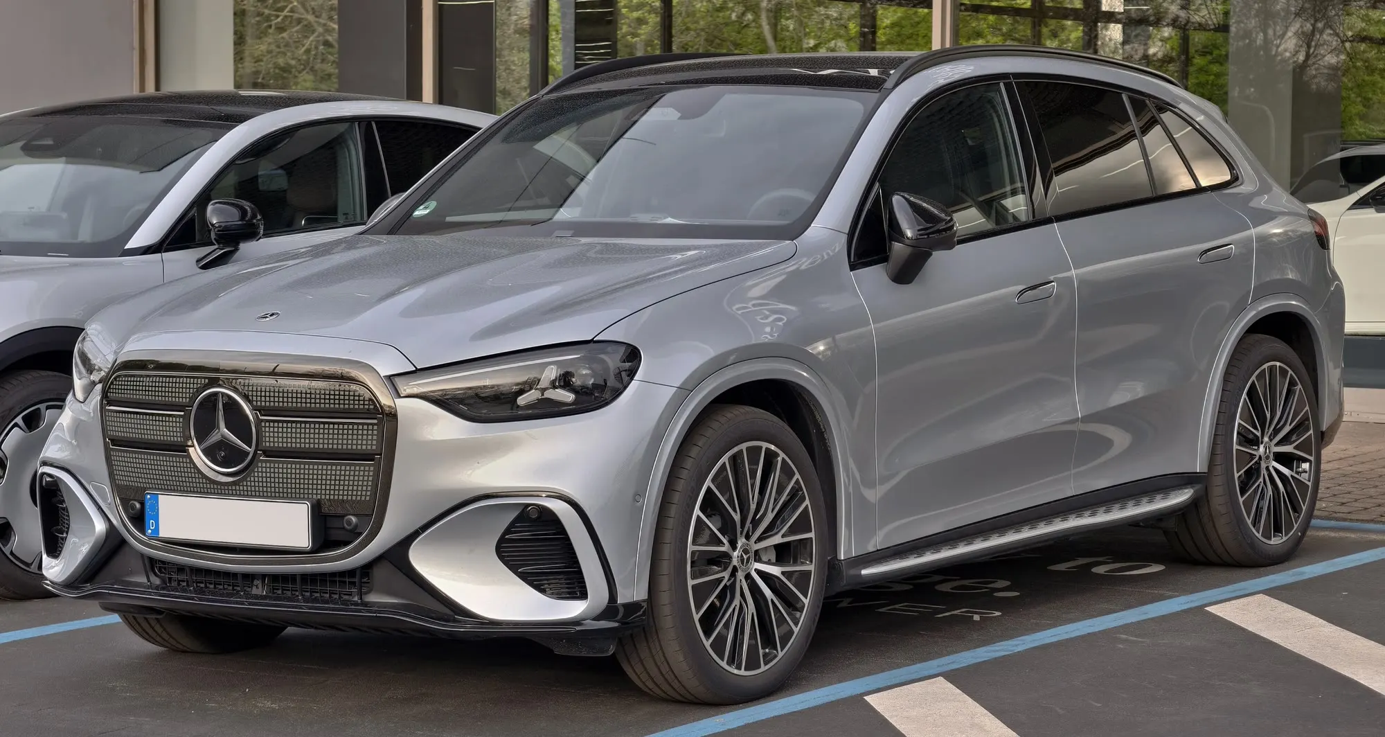 Mercedes-Benz GLC 400 4MATIC mit EQ-Technologie in Silber, schräge Frontansicht