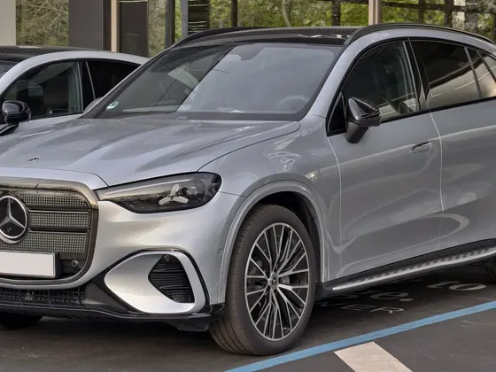 Mercedes-Benz GLC 400 4MATIC mit EQ-Technologie in Silber, schräge Frontansicht