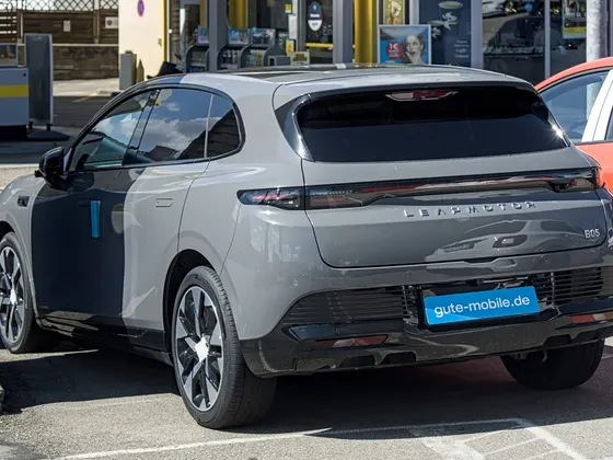 Leapmotor B05 in Grau, schräge Heckansicht