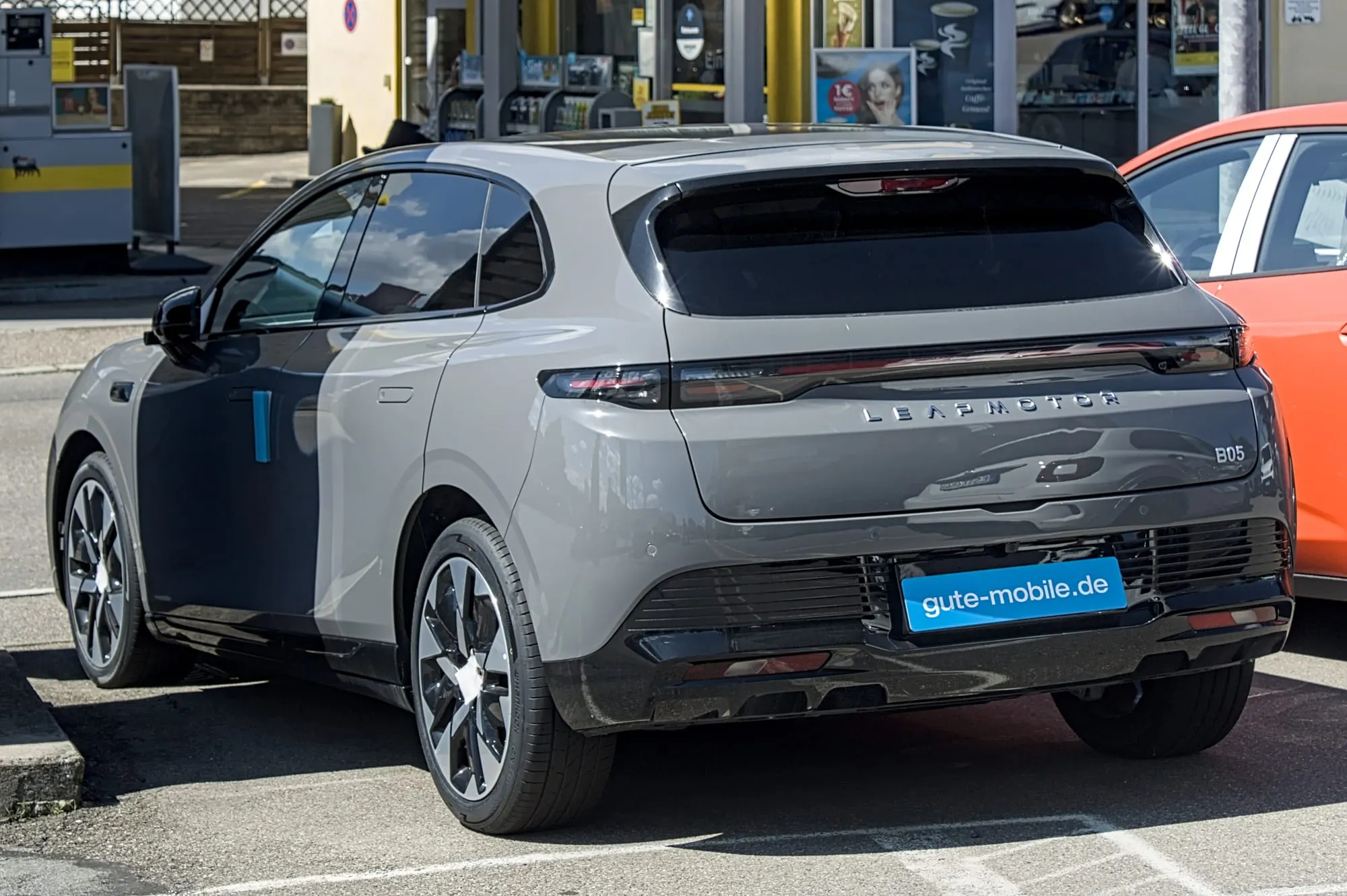Leapmotor B05 in Grau, schräge Heckansicht