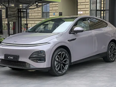 XPeng G6 (Facelift 2025) in Hell-Lila auf der IAA Mobility 2025 in München, schräge Frontansicht