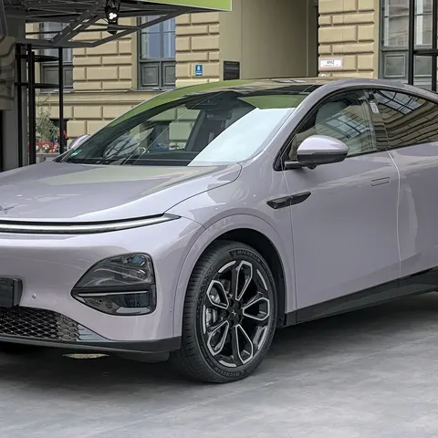 XPeng G6 (Facelift 2025) in Hell-Lila auf der IAA Mobility 2025 in München, schräge Frontansicht