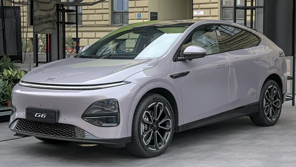XPeng G6 (Facelift 2025) in Hell-Lila auf der IAA Mobility 2025 in München, schräge Frontansicht