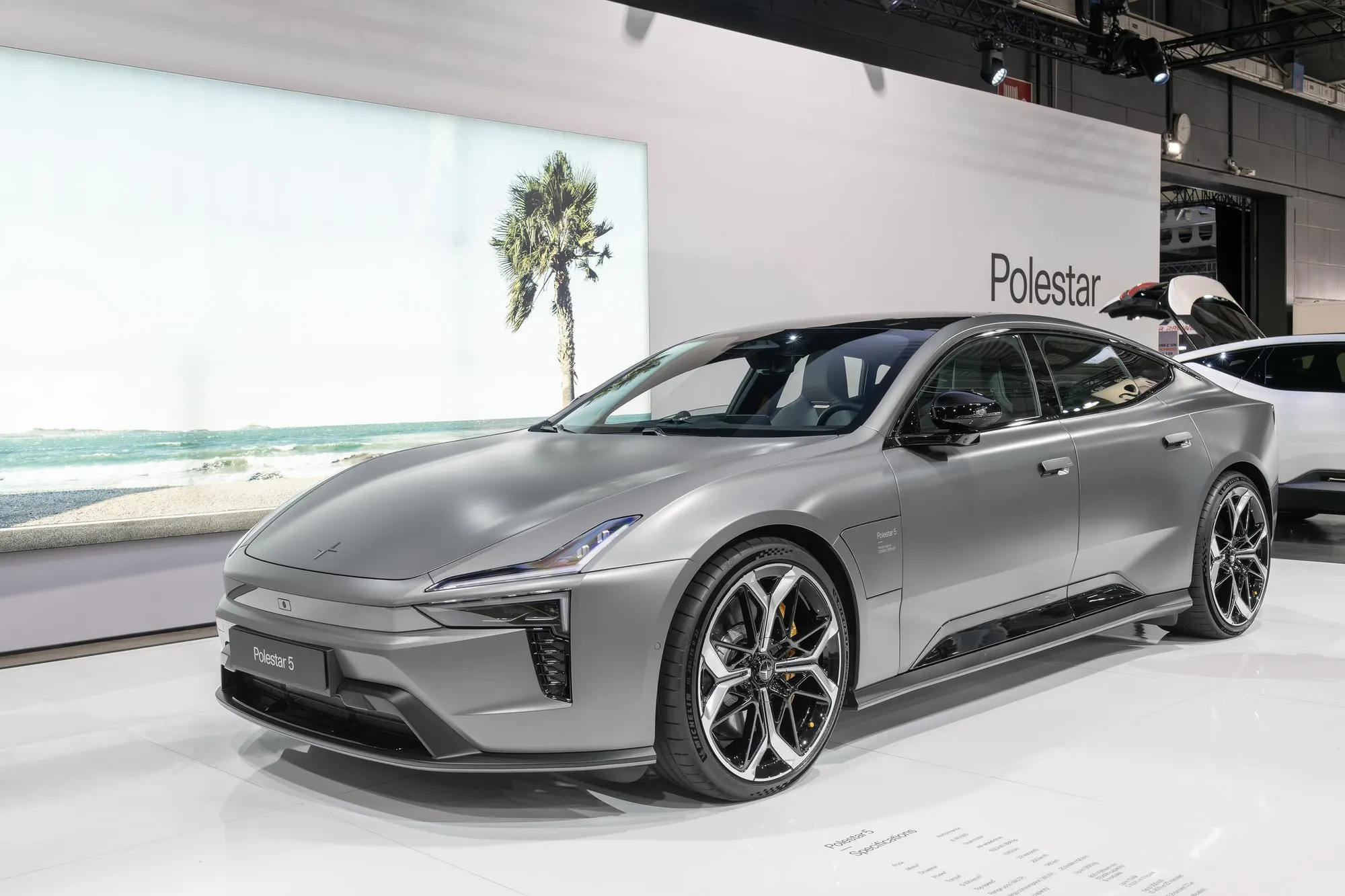 Polestar 5 in Mattgrau, schräge Frontansicht