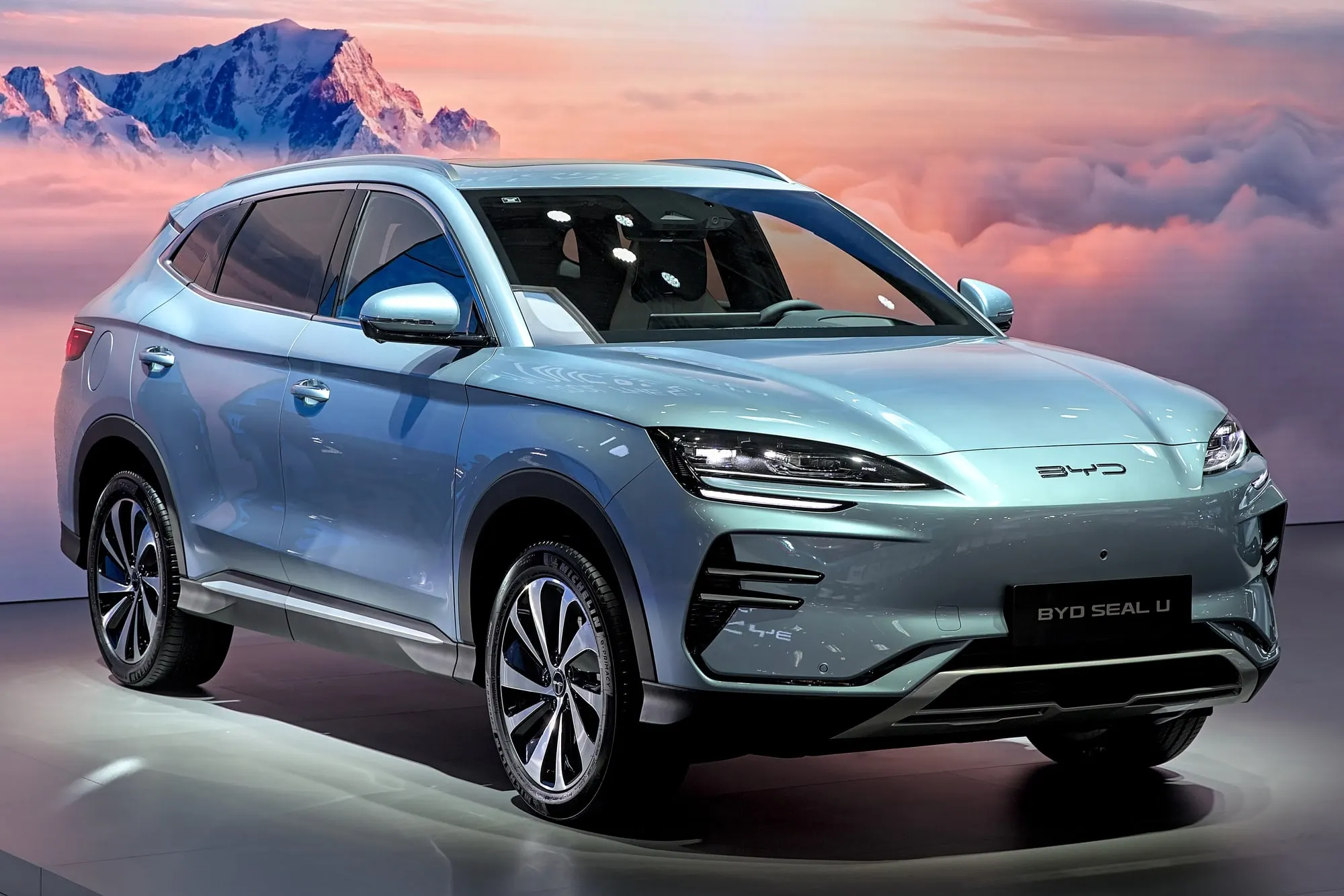 BYD Seal U (Elektro) in Hellblau, schräge Frontansicht