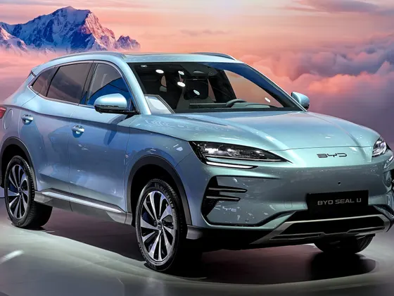 BYD Seal U (Elektro) in Hellblau, schräge Frontansicht