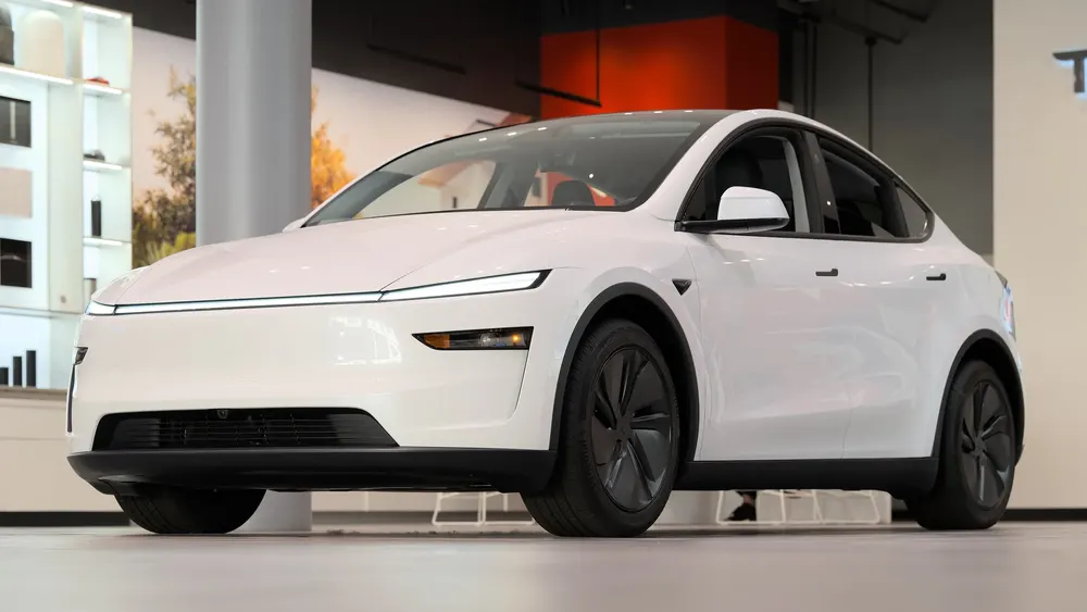 Tesla Model Y „Juniper“ in Weiß im Showroom