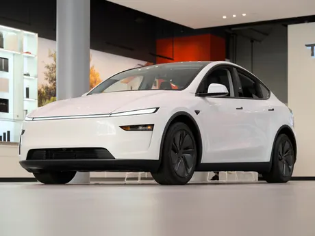 Tesla Model Y „Juniper“ in Weiß im Showroom
