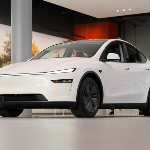 Tesla Model Y „Juniper“ in Weiß im Showroom