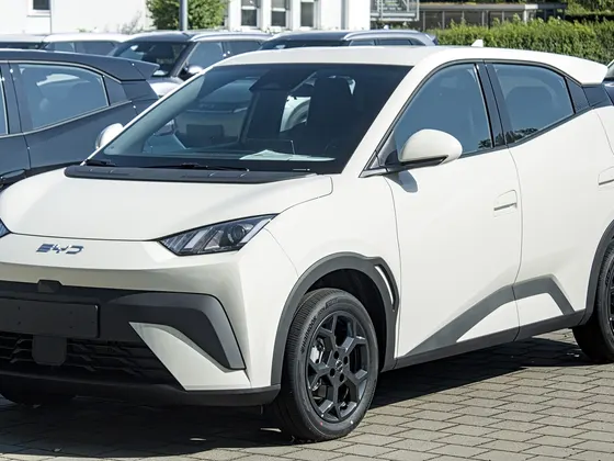 BYD Dolphin Surf in Weiß, schräge Frontansicht